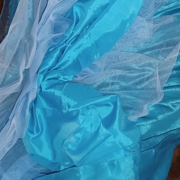 DALIA, BEAUTIFUL CINDERELLA TYPE DRESS, LOTS OF BEADING, LOTS OF LAYERING. - Picture 7 of 12